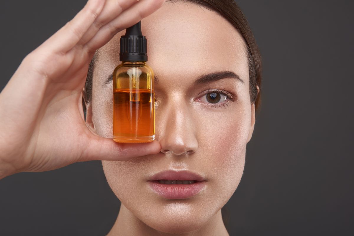 Gesichtsserum mit Retinol und Vitamin C, das wirkt